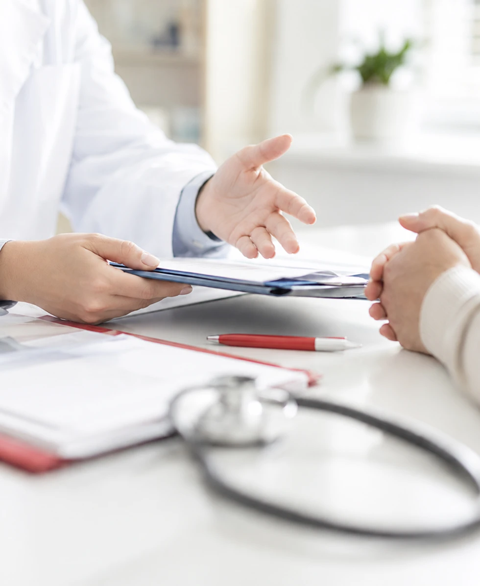 Ärztin Reicht Patientin Medizinische Unterlagen