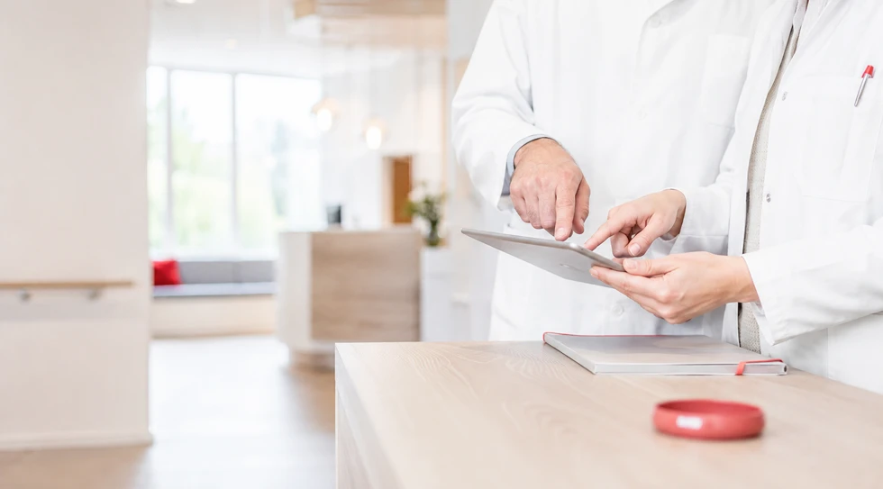 Arzt Bedient Tablet Am Empfangstresen