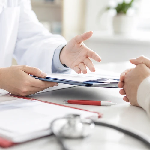 Arzt Reicht Patientin Medizinische Unterlagen