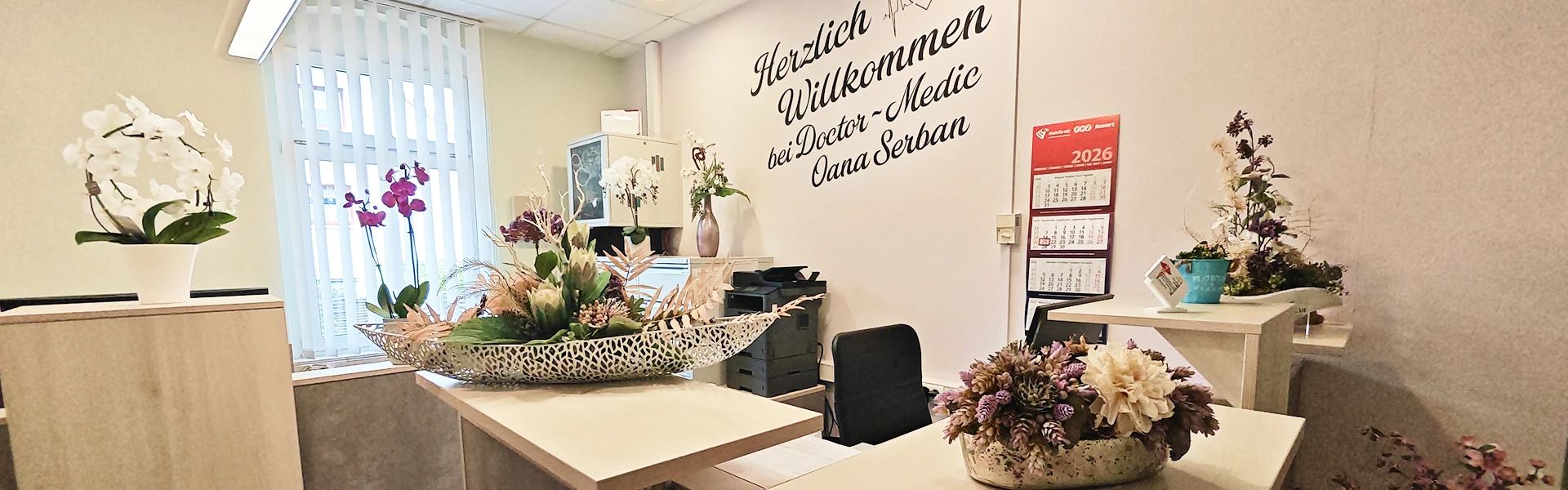 Empfangsbereich Einer Arztpraxis Mit Blumendekoration