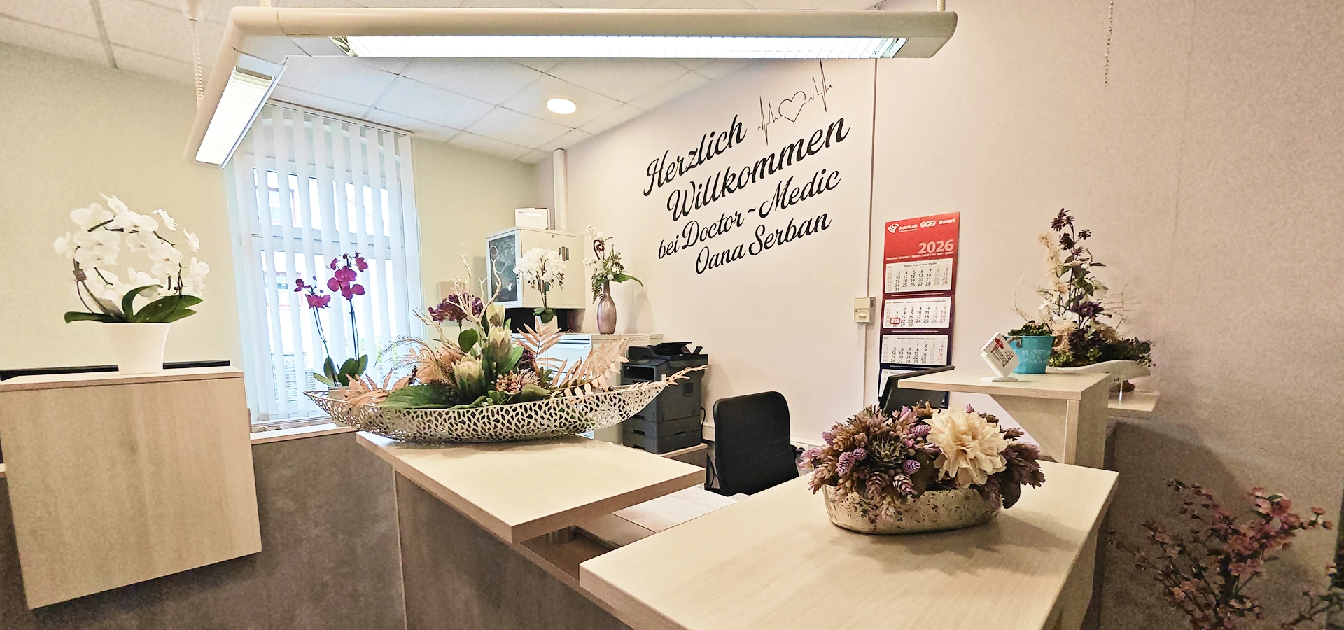 Empfangsbereich Einer Arztpraxis Mit Blumendekoration