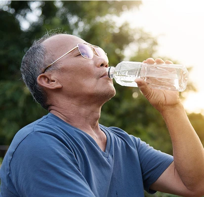 Mann Trinkt Wasser Im Freien